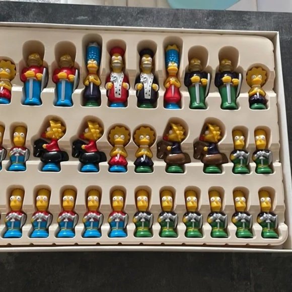The Simpsons Chess Set - Picture 1 of 5